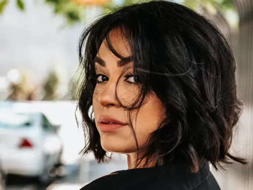 Capelli neri a chi stanno bene? A questa donna dallo sguardo intenso, con un taglio mosso che incornicia il viso.