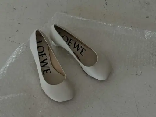 Białe, płaskie buty Loewe z kwadratowym noskiem. Idealne, jakie płaskie buty do sukienki na co dzień i specjalne okazje.
