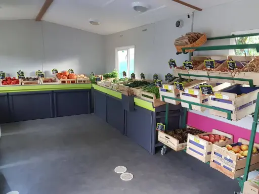 Un étal de fruits et légumes frais, évoquant les saveurs de la Bretagne et ses spécialités culinaires.