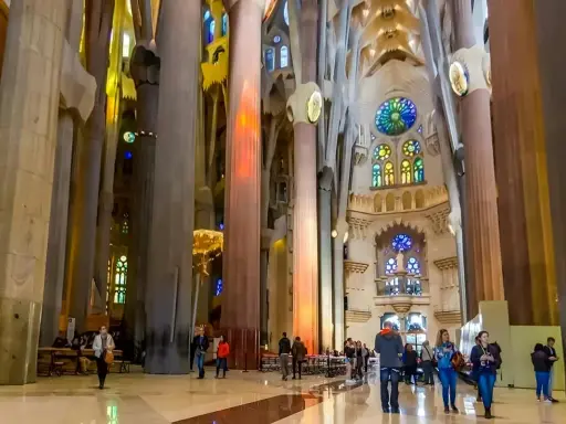 Wnętrze Sagrada Familia, z monumentalnymi kolumnami i witrażami, zbliża się do końca budowy.