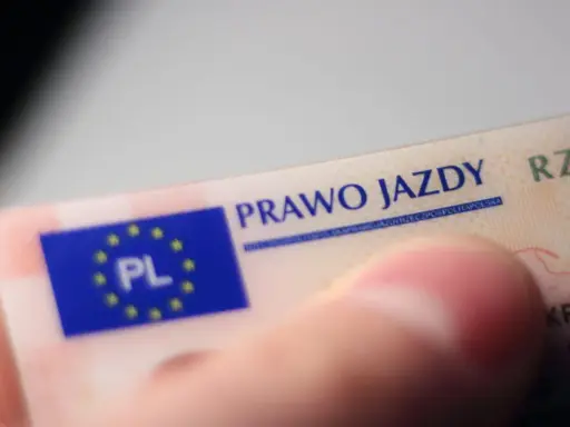 Zabrane prawo jazdy na 3 lata co dalej? Widok na polskie prawo jazdy, trzymane w dłoni.