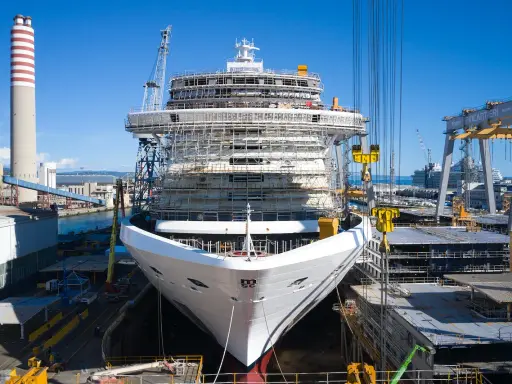 Costruzione nave MSC Seashore in cantiere. La sua lunghezza è impressionante, con impalcature che ne coprono la struttura.