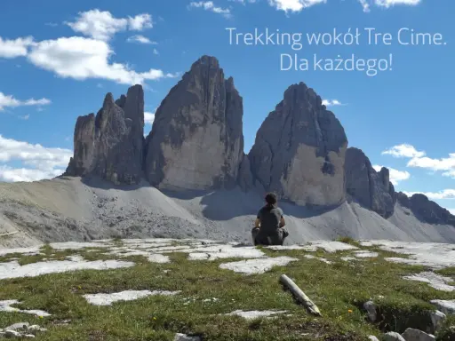 Osoba siedzi na tle majestatycznych Tre Cime, podziwiając widok. Idealne miejsce na trekking!
