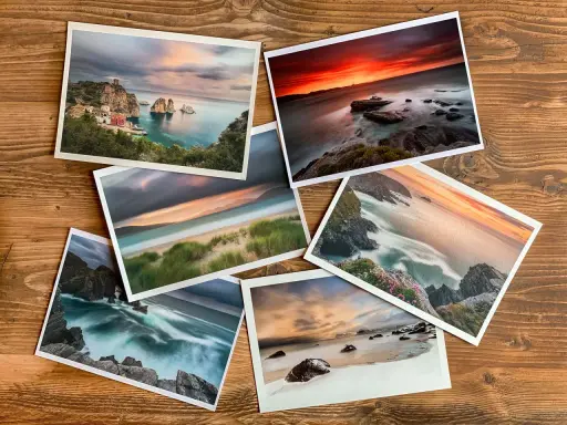 Diverse tipologie di carta per stampa: paesaggi marini mozzafiato su cartoncino di alta qualità, con texture che esaltano i colori vibranti.