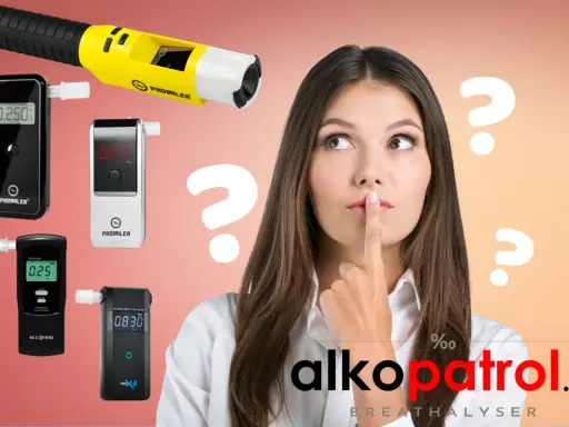 Kobieta zastanawia się nad wynikiem badania na zawartość alkoholu. Wokół niej różne alkomaty.