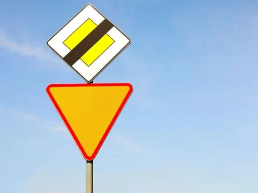 Wymuszenie pierwszeństwa: 15 pkt, 3000 zł. Jak uniknąć?