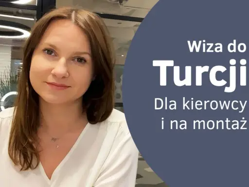 Kobieta w białej bluzce na tle napisu "Wiza do Turcji".
