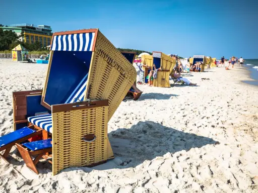 Wygodne kosze plażowe, idealne na wakacje. Warto pamiętać o opłacie miejscowej, by móc w pełni cieszyć się wypoczynkiem nad morzem.