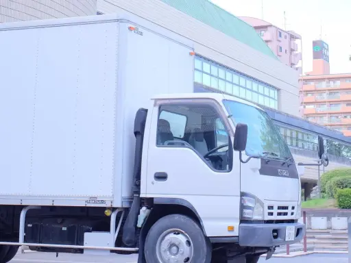 Camión Isuzu blanco, listo para la entrega. Con mi permiso C, ¡puedo conducir este vehículo!