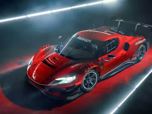 El Ferrari 296 GT3 rojo, listo para la pista, con su alerón imponente y detalles aerodinámicos.