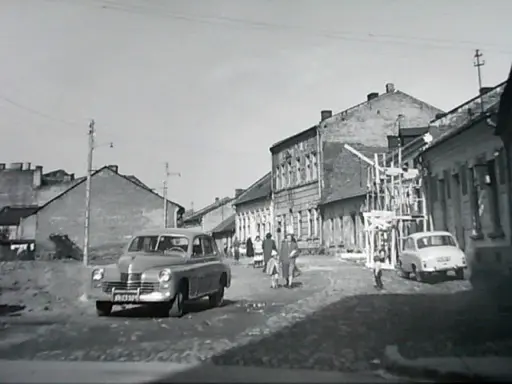 Ulica w budowie, stare samochody i ludzie. Sos ciuchy i borciuchy miejsce, gdzie czas się zatrzymał.