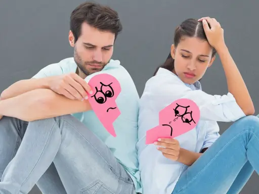 Coppia seduta schiena contro schiena, ognuno con un cuore spezzato. Simboleggia le difficoltà del diritto di famiglia, forse con la riforma Cartabia.