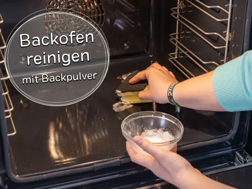Backofen reinigen mit Backpulver: Eine Hand schrubbt mit einem Schwamm, die andere hält eine Schüssel mit der Reinigungspaste.