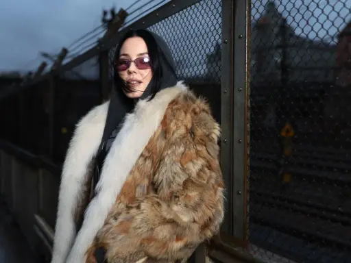 Miriam Bryant, fotograferad av David Larsson, bär en lyxig pälsjacka och solglasögon.