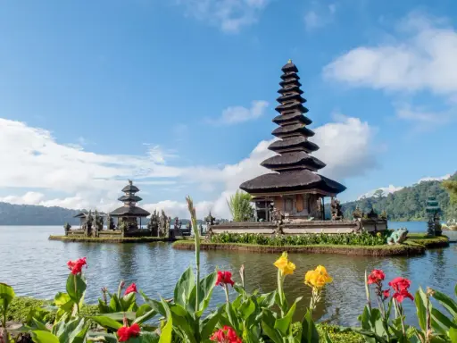 Świątynia Pura Ulun Danu Bratan na Bali, symbol balijskiej religii, majestatycznie wznosi się nad jeziorem.