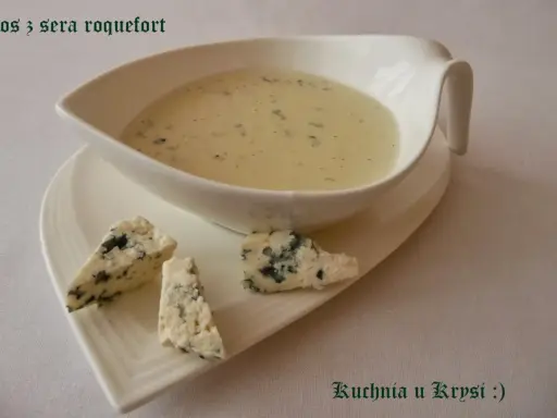 Roquefort: Król serów owczych z Francji. Jak go jeść i z czym łączyć?