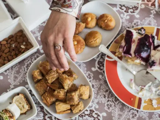 Festliche Tafel mit Süßigkeiten und Mandeln, ein Genuss zum Eid al Fitr in Deutschland.