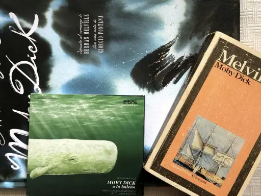 Libri di Herman Melville: Moby Dick in diverse edizioni, tra cui un audiolibro con una balena verde e una versione con nota di Giorgio Fontana.