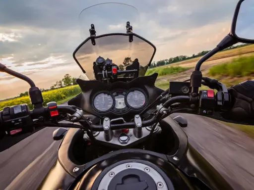 Jazda motocyklem przez pola rzepaku. Uważaj, by nie dostać mandatu za brak kategorii A!