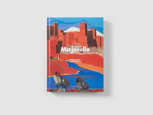 Couverture d'un livre sur Jacques Majorelle, peintre, montrant une ville ocre sous un ciel bleu, avec des personnages au premier plan.