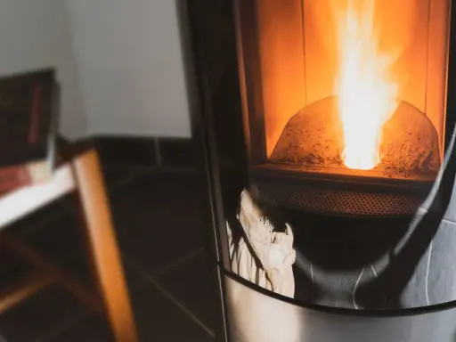 Flammes vives dans un poêle à granulés, l'échangeur de chaleur assure une diffusion rapide de la chaleur.
