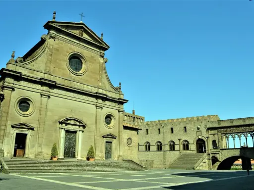 Piazza di Viterbo, con la facciata imponente della chiesa e il Palazzo dei Papi. Un viaggio da Viterbo a Tuscania inizia qui.