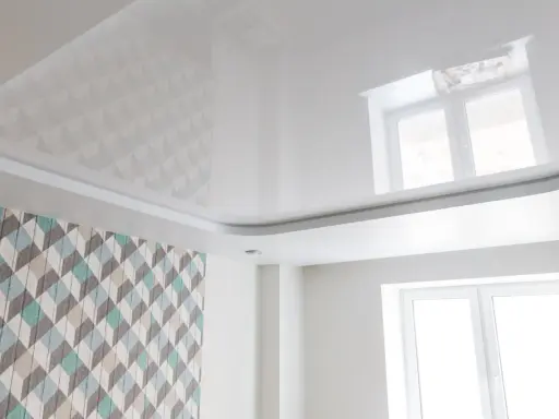 Biały, błyszczący sufit napinany z subtelnymi wzorami geometrycznymi, odbijający światło okna.
