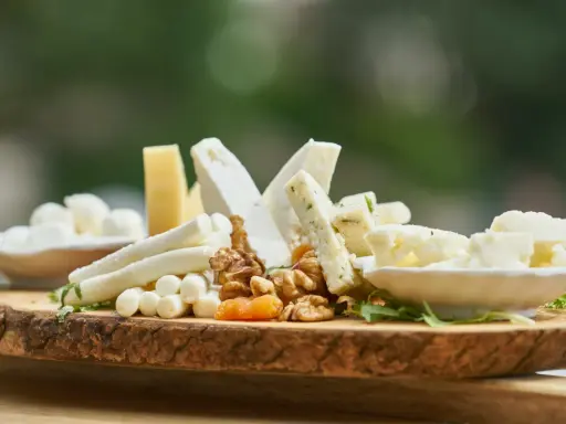Deska serów z orzechami i suszonymi morelami. Zastanawiasz się, ile kcal ma plaster sera?