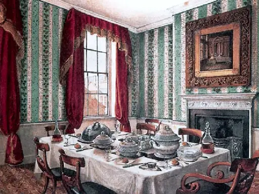 Salle à manger élégante avec table dressée pour un service à la française, droite ou gauche. Papier peint rayé vert et blanc, rideaux bordeaux.