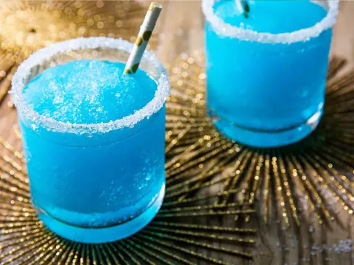 Niebieskie drinki z wódką i Blue Curacao: 5 przepisów na imprezę