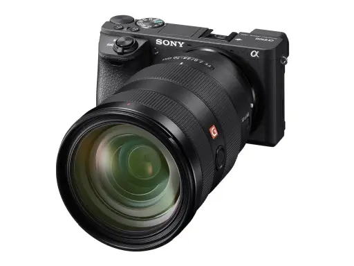 Sony a6500 con obiettivo FE 2.8/24-70 GM, pronta per catturare ogni dettaglio.