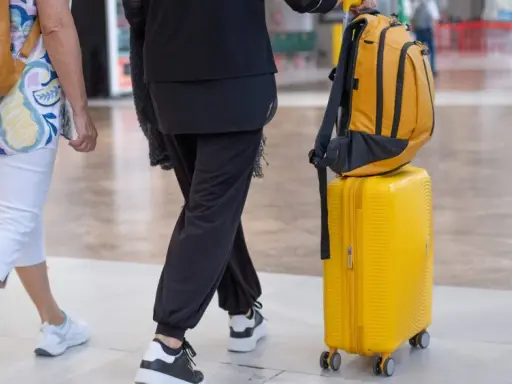 Podróżni z bagażami, zastanawiają się, czy w samolocie jest zimno.