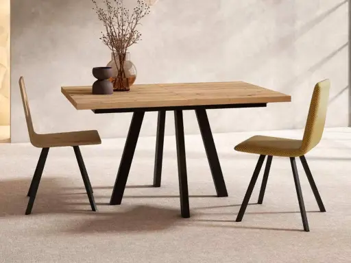 Mesa comedor extensible de madera con patas metálicas negras, ideal para ampliar el espacio. Dos sillas modernas flanquean la mesa.