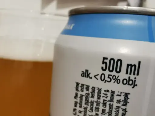 Piwo 0 od ilu lat? Na puszce widnieje napis "alk. < 0,5% obj.", co oznacza, że jest to piwo bezalkoholowe.