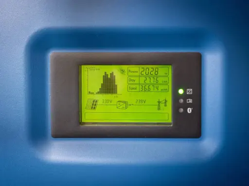 SMA Sunny Tripower-display visar solenergi. Kraftproduktion 2028W, daglig produktion 27.76 kWh, totalt 36.674 MWh.