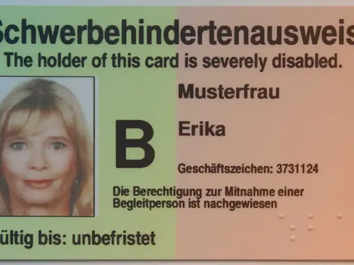 Schwerbehindertenausweis für Erika Musterfrau. Der Ausweis bestätigt die Berechtigung zur Mitnahme einer Begleitperson, was für Menschen mit COPD wichtig ist.