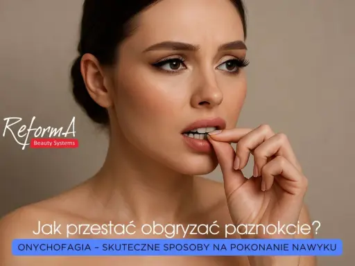 Kobieta zamyślona, obgryza paznokcie. Onychofagia, czyli obgryzanie paznokci u dorosłych, to nawyk, który można pokonać.