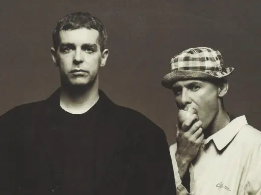 Pet Shop Boys i Stockholm, en av dem äter ett äpple.