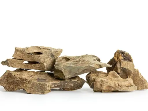 Grupka naturalnych, nieregularnych kamieni do akwarium, z otworami i szczelinami, tworząca skalny krajobraz.