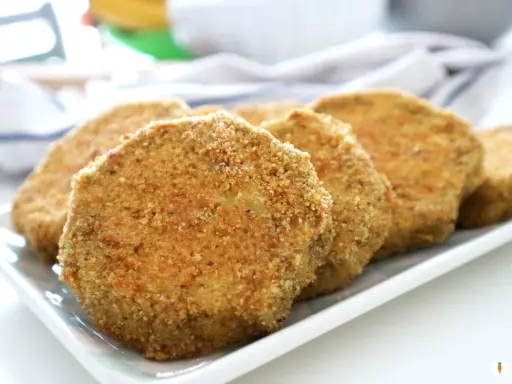 Fette dorate di melanzane impanate al forno, croccanti e pronte da gustare.