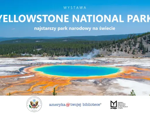 Wielobarwny basen termalny w Yellowstone, najstarszym parku narodowym na świecie, otoczony lasami i górami.