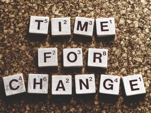 Tessere del gioco "Scrabble" compongono la frase "TIME FOR CHANGE". Le cose non cambiano, siamo noi che cambiamo.