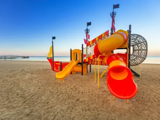Kolorowy plac zabaw w kształcie statku pirackiego na plaży w Gdańsku. Idealne miejsce na wakacje gdansk dla dzieci.