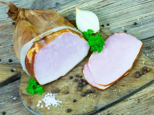 Wędzony kindziuk, czyli wieprzowa szynka, pokrojona na plastry, z cebulą i natką pietruszki.