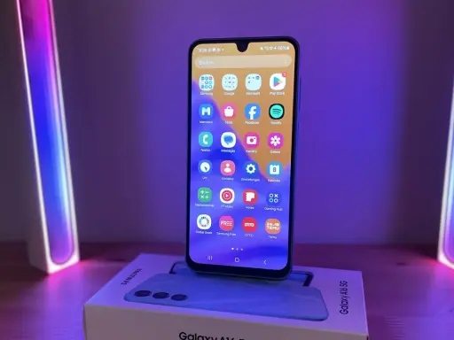 Nowy Samsung A16 5G z kolorowym podświetleniem. Na ekranie widoczne ikony aplikacji, m.in. Facebook, Spotify, YouTube.