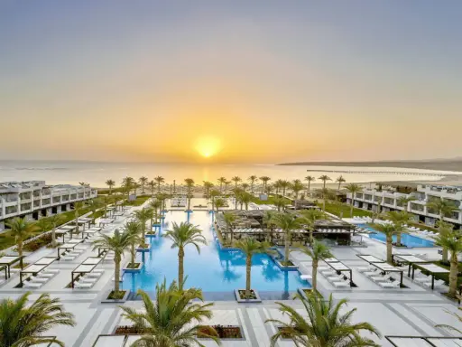 Zachód słońca nad basenem i palmami w Iberotel Costa Mares. Luksusowy kurort zaprasza na relaks.