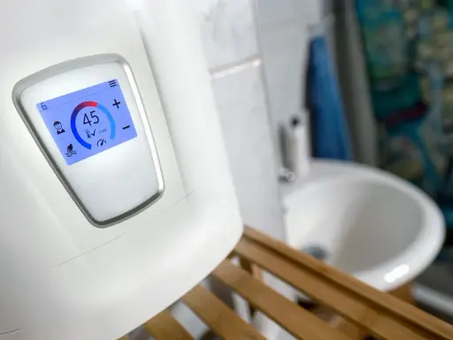 Moderner durchlauferhitzer 18 oder 21 kW zeigt 45°C an. Im Hintergrund ein Waschbecken.