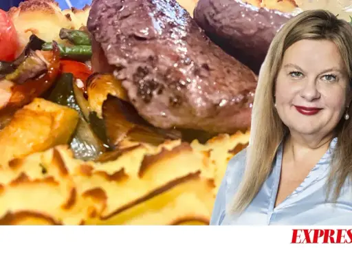 En kvinna ler bredvid en läcker plankstek med grönsaker och potatis, en klassisk rätt från Stockholm.