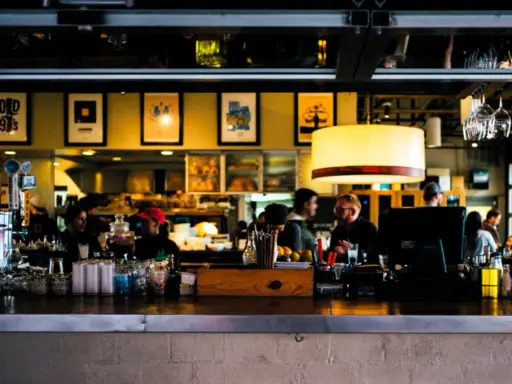 Gente en un bar, discutiendo sobre qué es el derecho de admisión en un bar.
