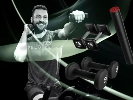 Lächelnder Mann mit Hanteln, bereit für Muskelaufbau und Cardio. Hanteln und eine Rolle liegen daneben.